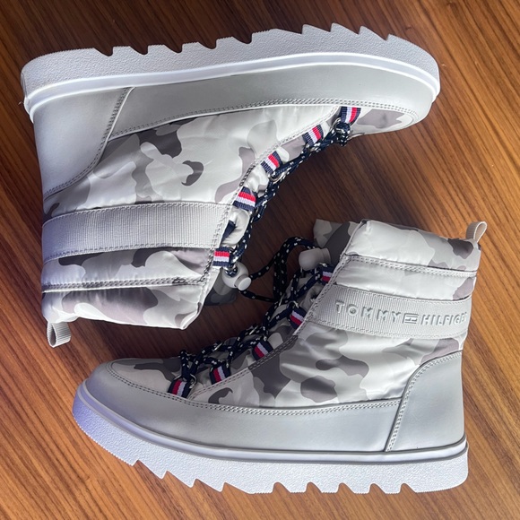 New Tommy Hilfiger Snow Boots for Woman. Size 7.5 - Picture 3 of 9